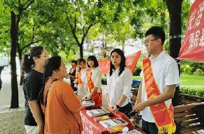 振坤律师走上街头落实市司法局惠民三服务活动